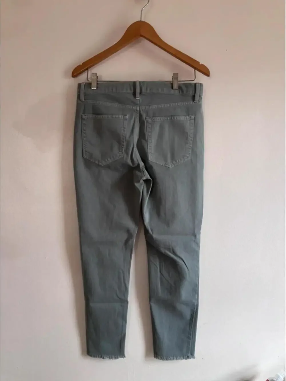 LOFT Modern Skinny Crop in Pale Sage/Grey‎ size 6